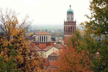 Vista della chiesa del Sacro Cuore da Piazza Castello (Foto di Alessandro Vecchi - 2011)