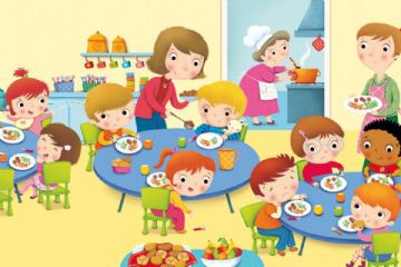 disegna di una mensa scolastica con dei bambini che mangiano seduti a dei tavoli, alcune persone li stanno servendo e sullo sfondo la porta della cucina con la cuoca che cucina.