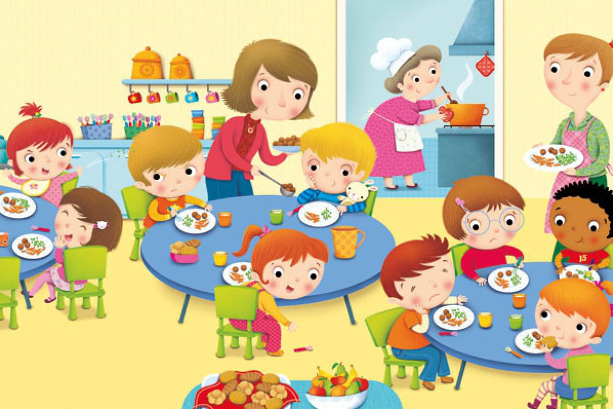 disegna di una mensa scolastica con dei bambini che mangiano seduti a dei tavoli, alcune persone li stanno servendo e sullo sfondo la porta della cucina con la cuoca che cucina.