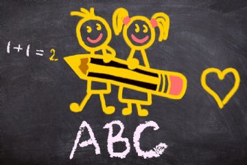 Immagine di una lavagna con disegnato due bambin con una grossa matita, un'operazione matematica e delle lettere più un cuore