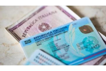 A sinistra, immagine della carta d'identità cartacea con una X rossa sopra. A destra, immagine della carta d'identità elettronica.