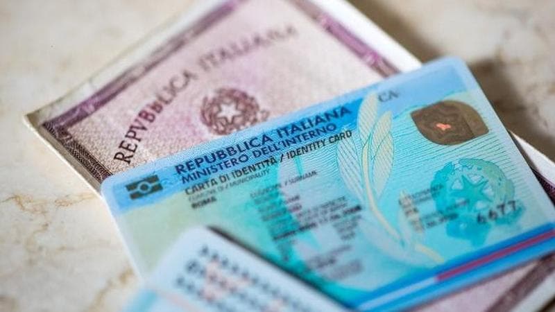 A sinistra, immagine della carta d'identità cartacea con una X rossa sopra. A destra, immagine della carta d'identità elettronica.
