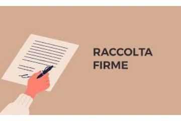 Nella parte sinistra dell'immagine, vi è una mano nell'atto di firmare un foglio bianco con delle righe nere e la scritta "RACCOLTA FIRME", in nero e in maiuscolo, nella parte destra.
