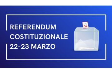 Su sfondo blu, nella parte centrale, a sinistra, la scritta "REFERENDUM COSTITUZIONALE 22 E 23 MARZO". A destra, l'Immagine di una scheda elettorale e un'urna.